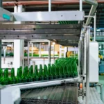 Lini produksi otomatis botol kaca di pabrik manufaktur yang menggambarkan proses produksi massal